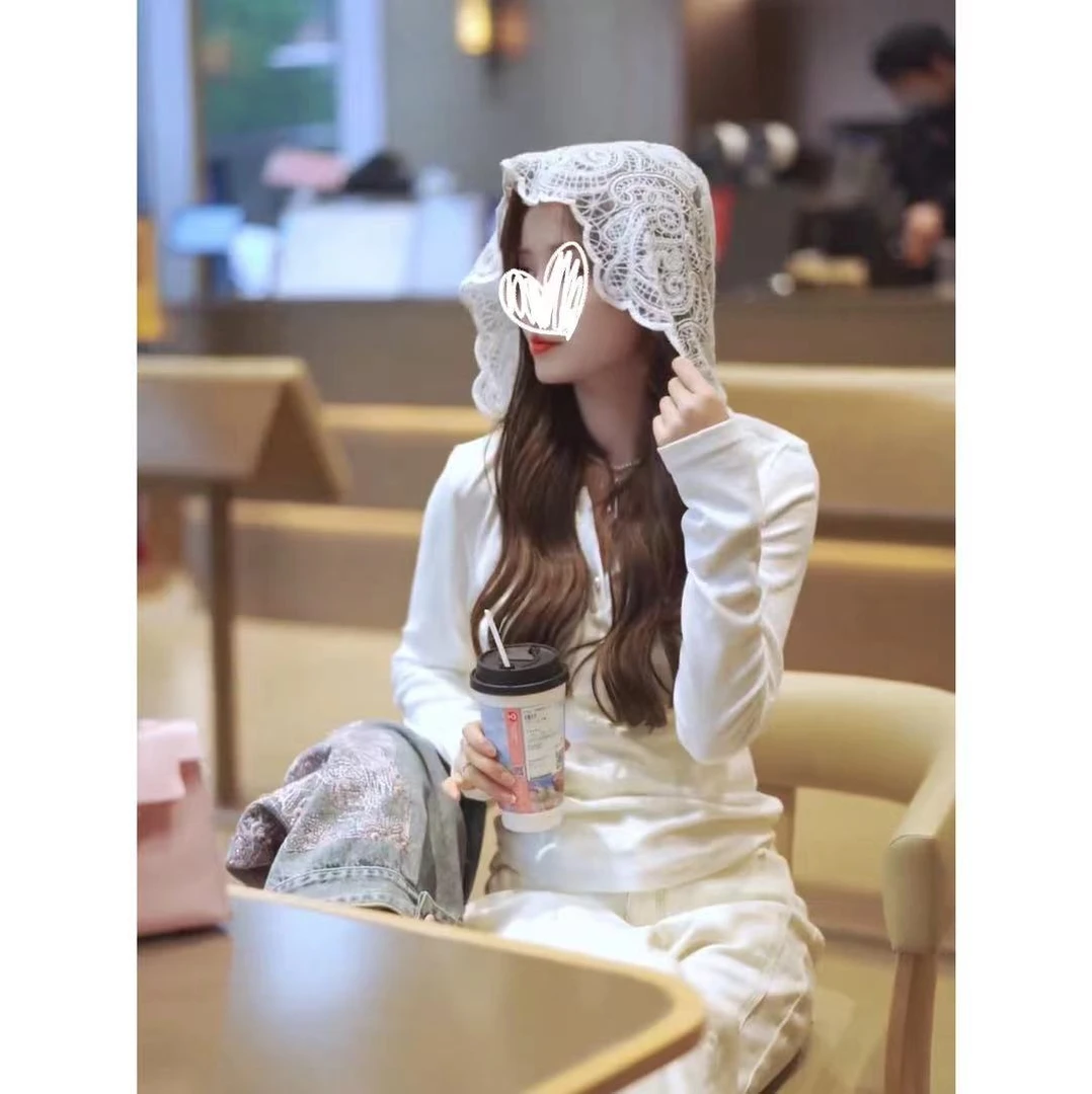 港风设计感后背刺绣牛仔外套+百搭拼接蕾丝连帽长袖+长直筒牛仔裤