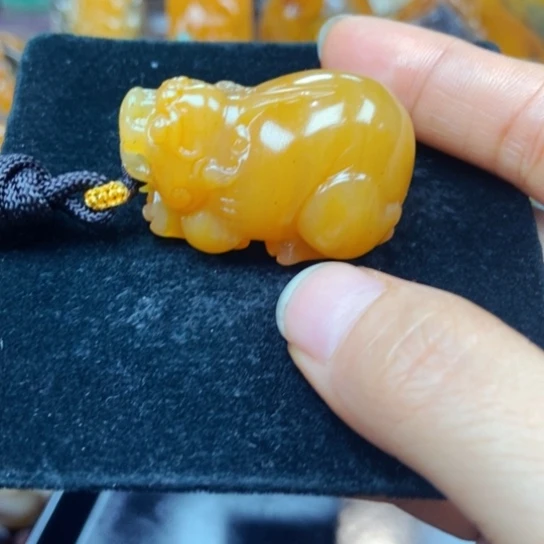 石英质玉（黄龙玉）未镶嵌颈饰