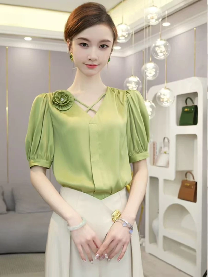 2025新款夏季法式小众设计感交叉V领高级别致显白绿色短袖衬衫女