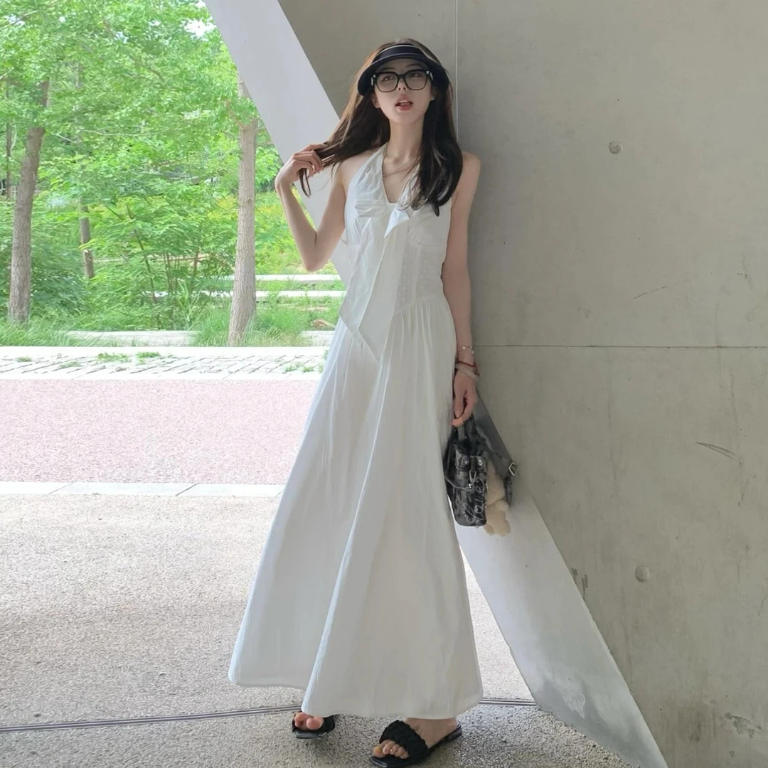 法式白色露背挂脖连衣裙子女夏季2025新款海边度假千金感气质长裙