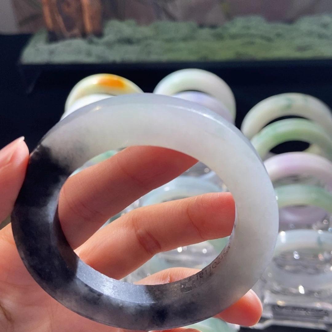 草***萄定制翡翠未镶嵌翡翠手镯