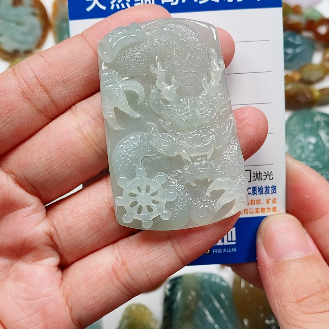 颈饰未镶嵌翡翠龙牌
