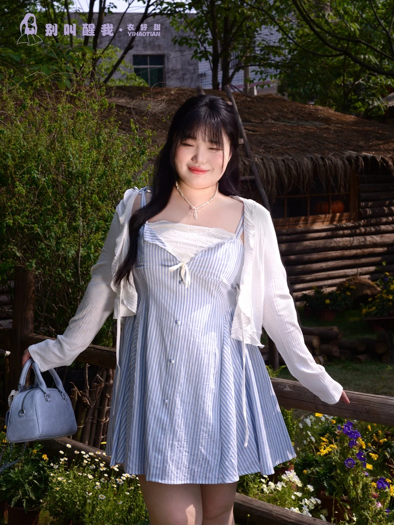 别叫醒我法式纯欲蕾丝拼接条纹吊带连衣裙女夏季设计感收腰显瘦