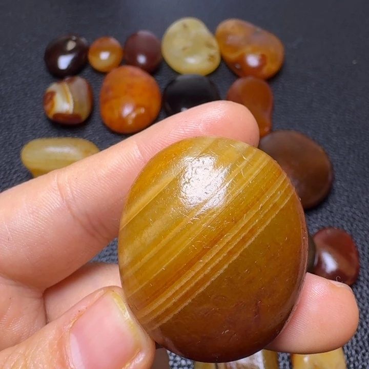 9***月瓷片马达加斯加奇石手把件