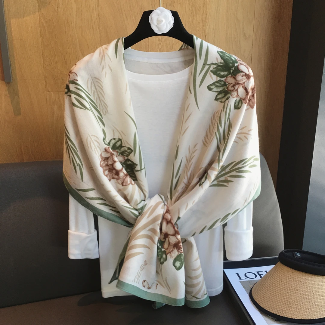 Miss both2025新款浅绿小花围巾女丝巾空调保暖纱巾防晒披肩两用