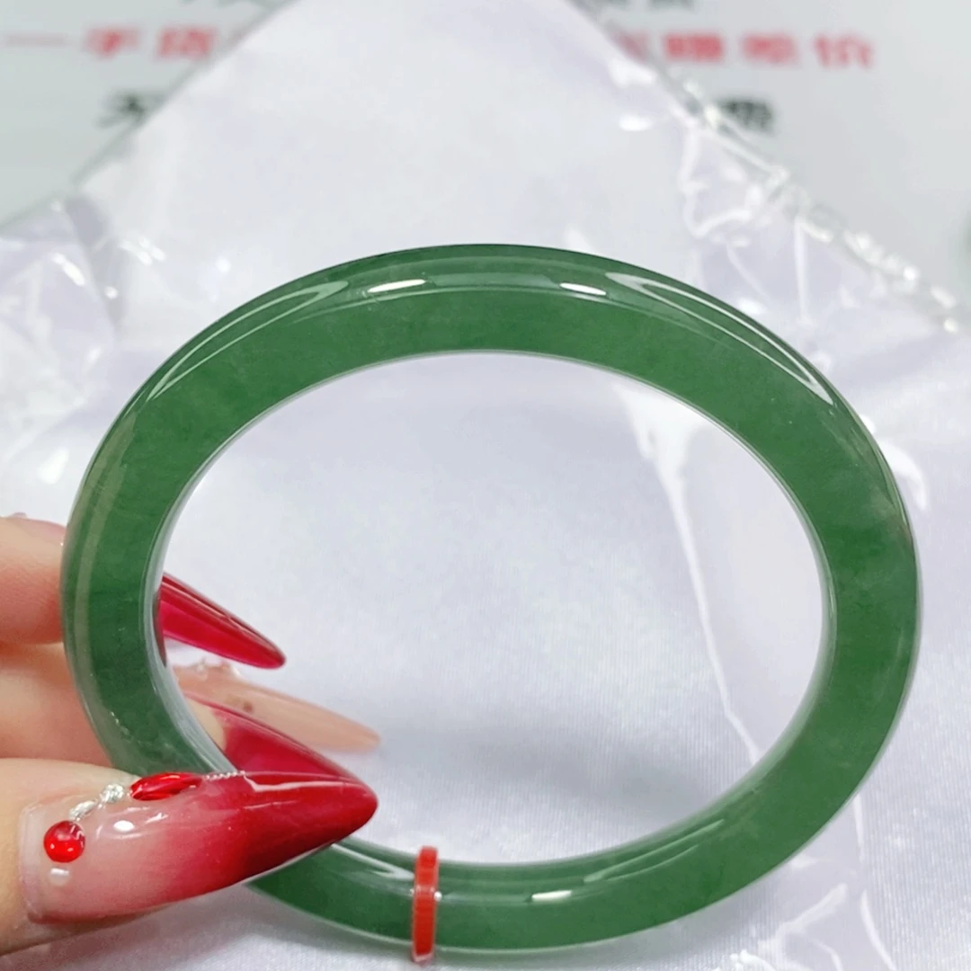 翡翠手镯未镶嵌55.8圈。