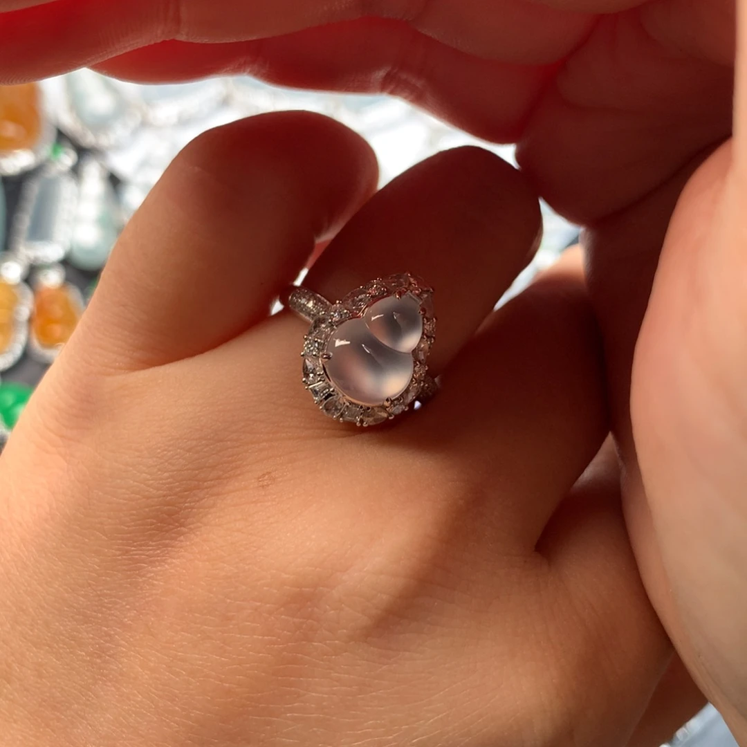 颈饰18K金镶嵌翡翠葫芦戒指