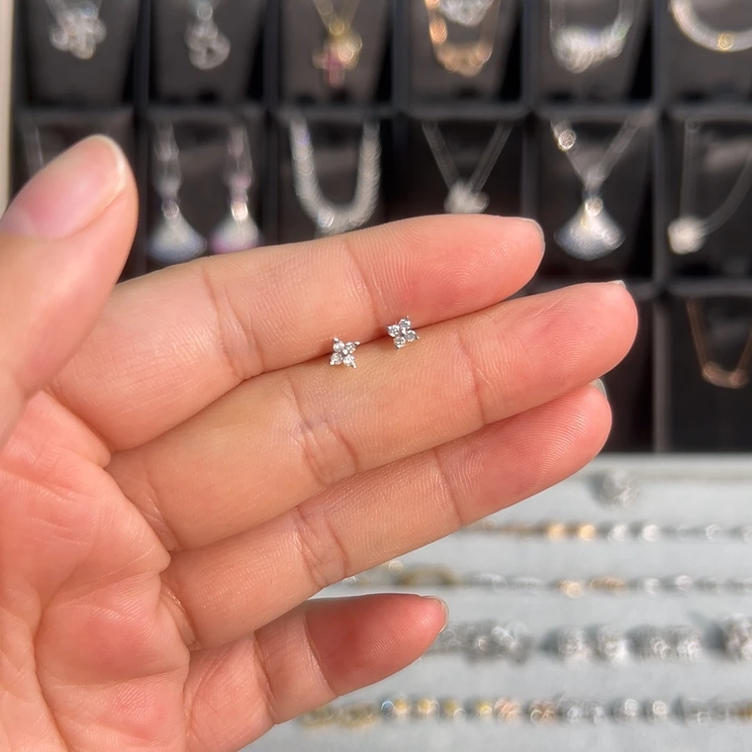 18K金镶嵌耳饰钻石四钻耳钉