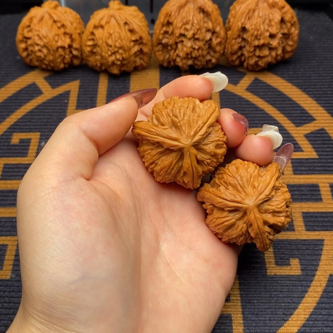 ᦗ***文玩核桃吊坠白狮子