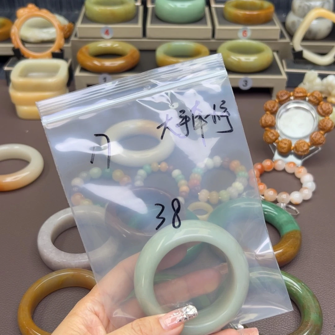 石英质玉手镯未镶嵌小****手