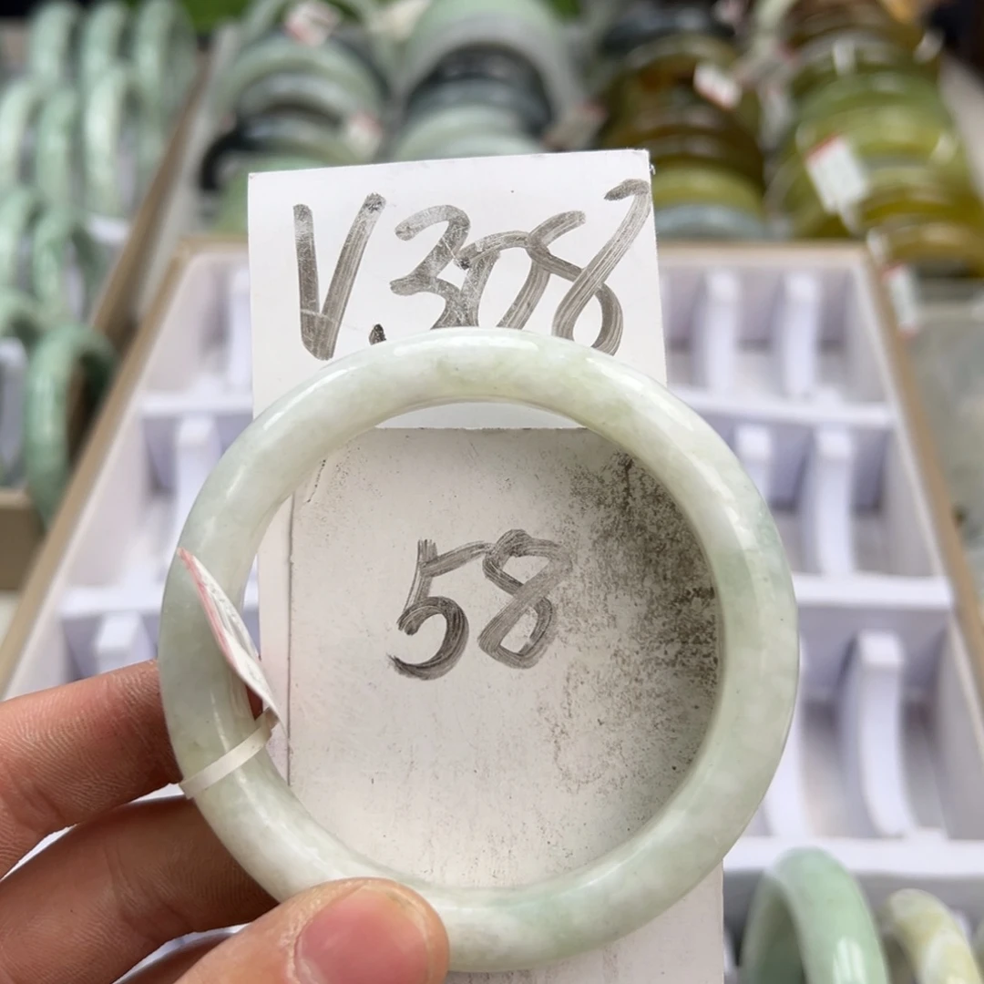 岫玉手镯未镶嵌天然岫玉微瑕，可以正常佩戴