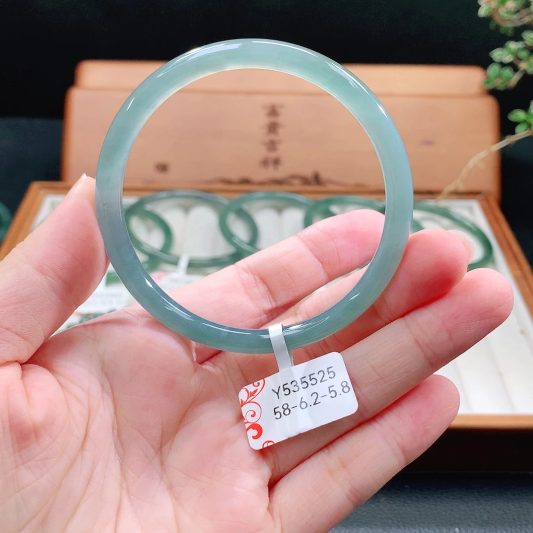 翡翠手镯（圆镯）未镶嵌
