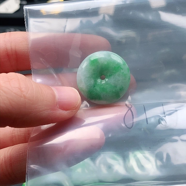 翡翠颈饰未镶嵌平安扣