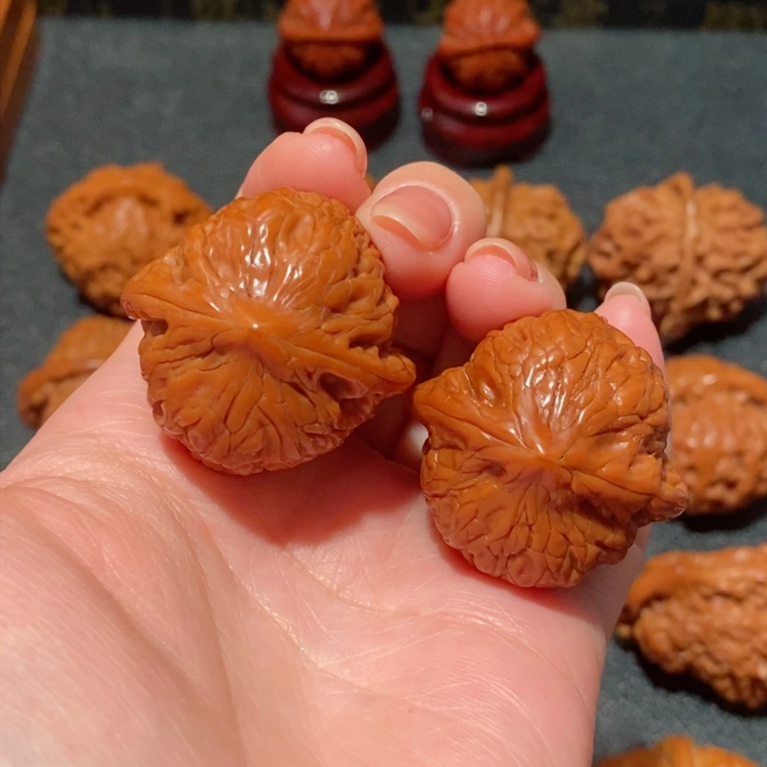 文玩核桃吊坠T****王绣球