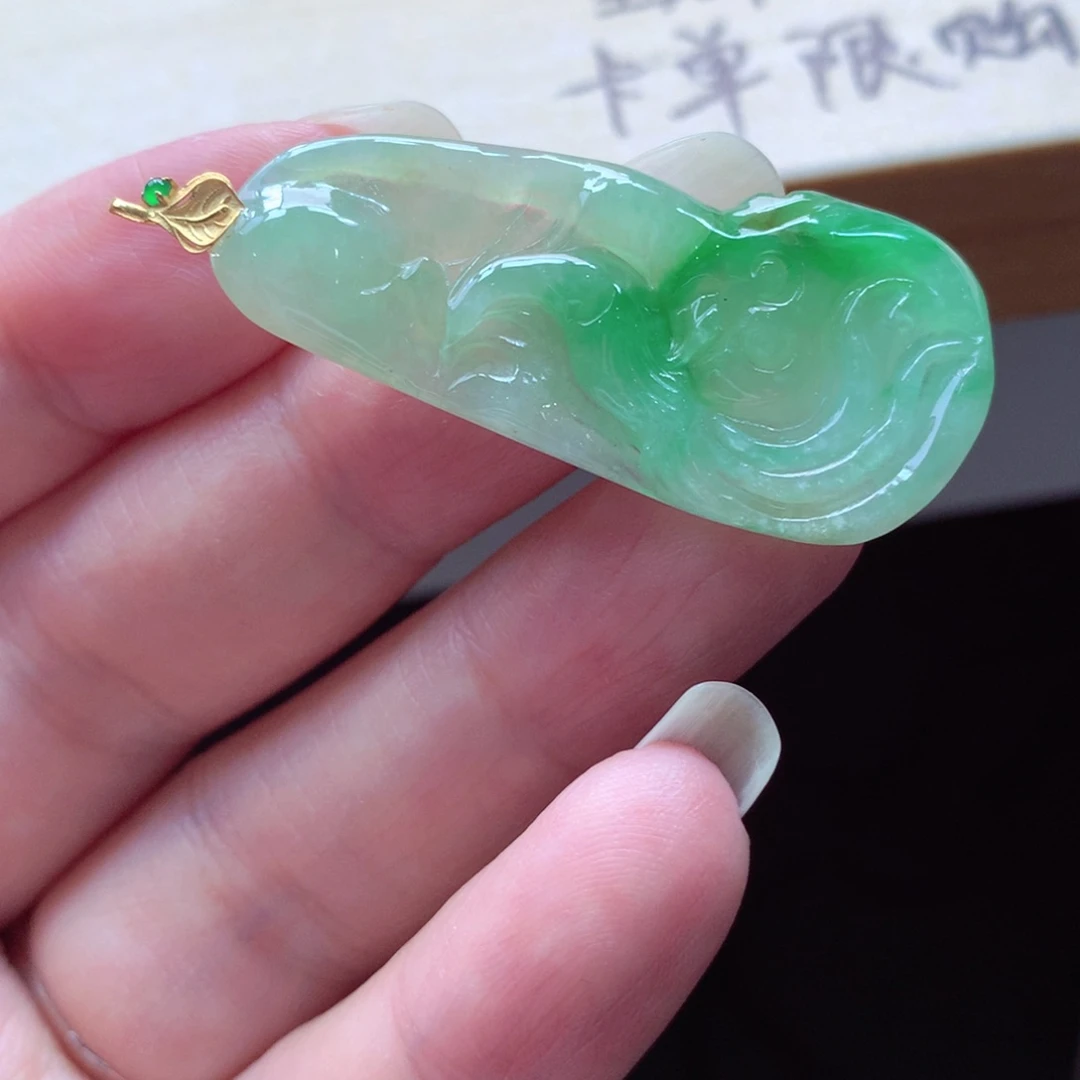 翡翠18K金镶嵌颈饰吊坠