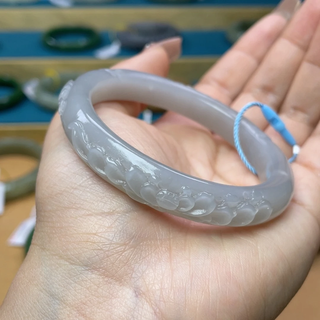 和田玉手镯57+圈口。编号82未镶嵌