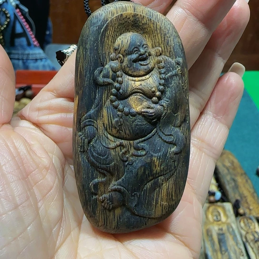 沉香吊坠海南白奇乌身老料雕刻佛公带绳19.3克