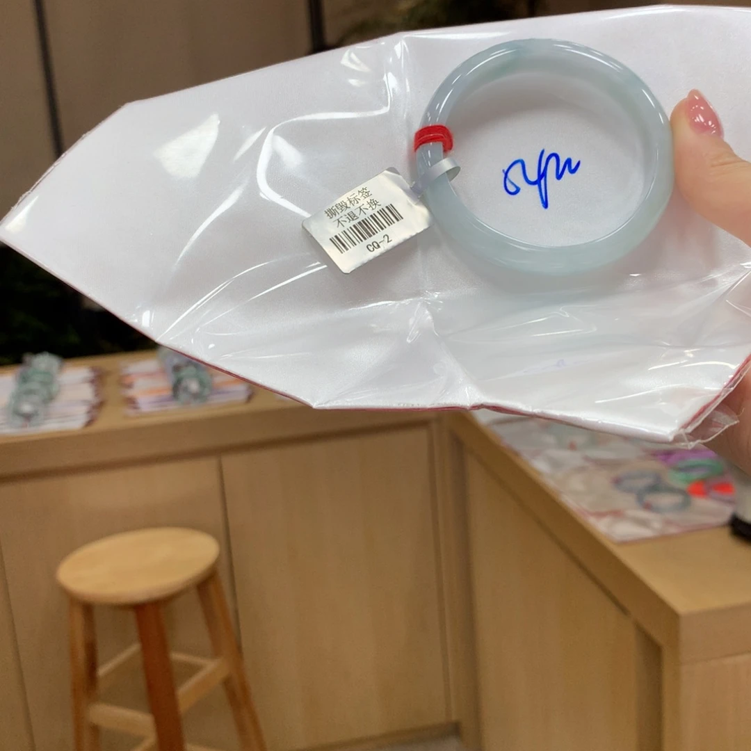 翡翠手镯未镶嵌不退不换