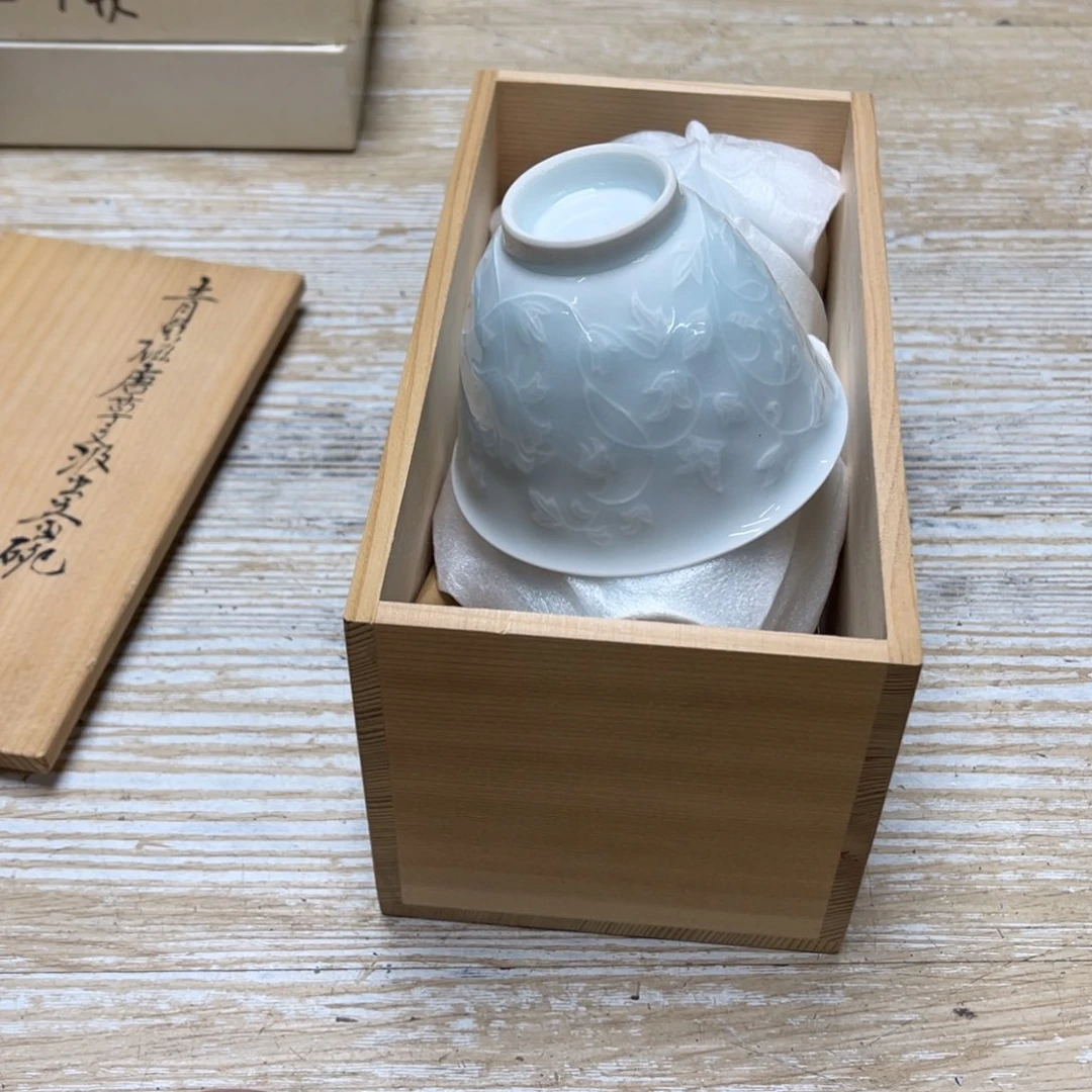 瓷片吃*密密麻麻地排列着一个