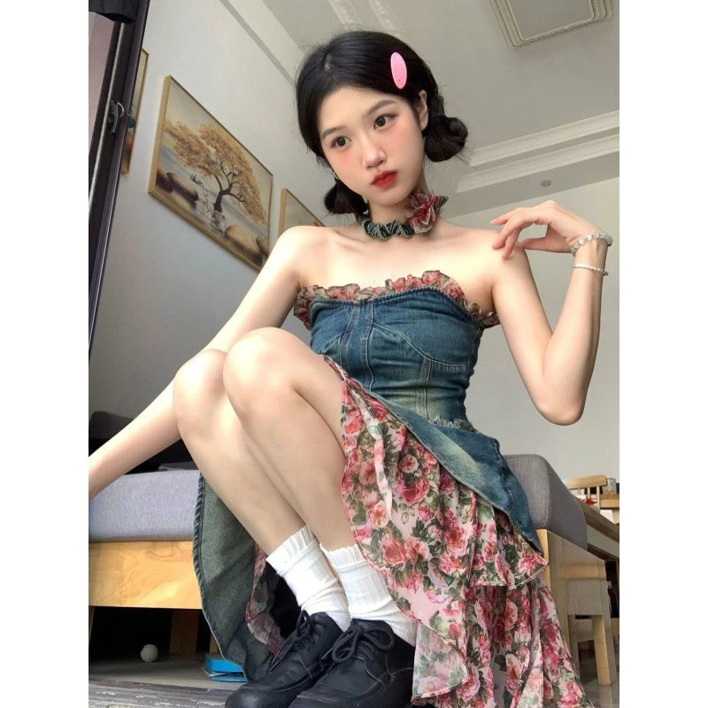 大码玫瑰碎花拼接毛边牛仔连衣裙女春夏季辣妹设计感收腰抹胸裙潮