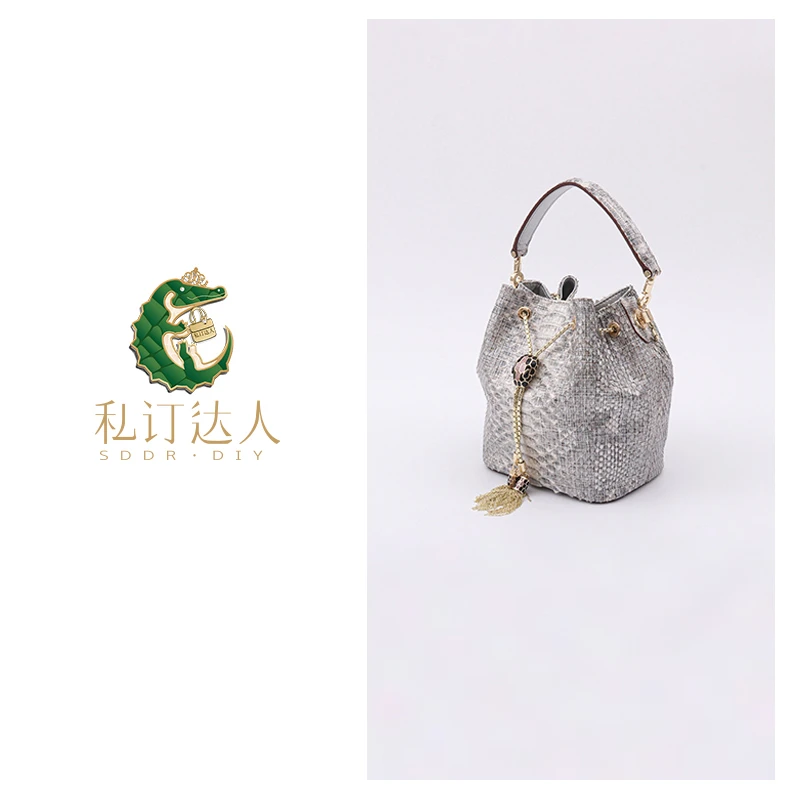 私订达人2025年春夏新款女士真皮百搭时尚蛇皮水桶包