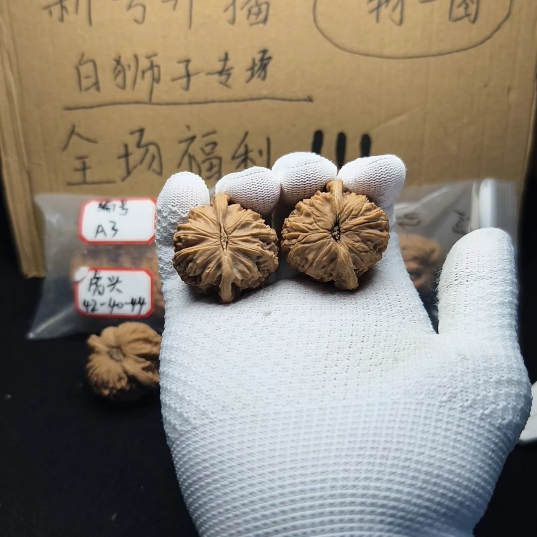 文玩核桃吊坠白狮子