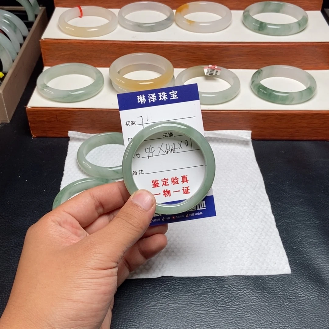 小***儿未镶嵌手镯石英质玉7