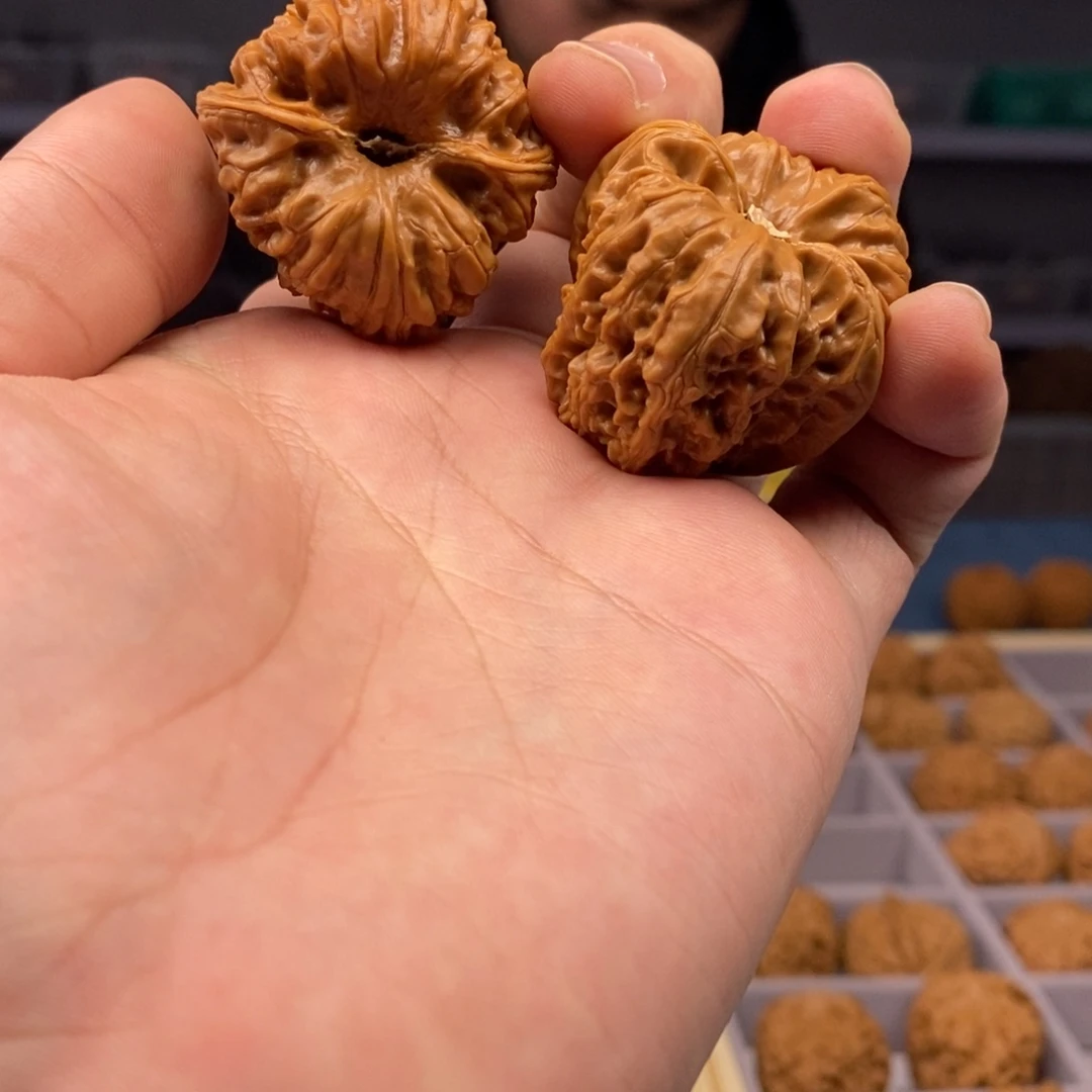 文玩核桃把件全品反油凹的40