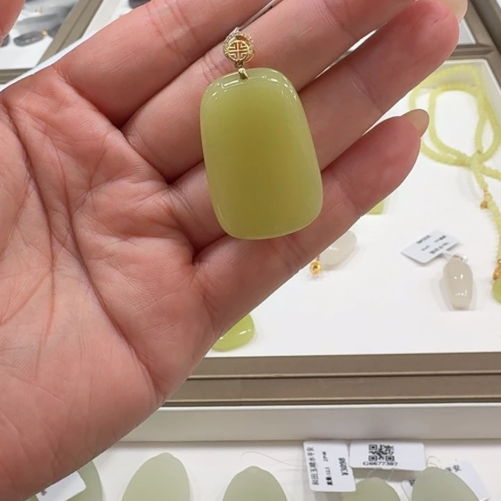 和田玉18K金镶嵌颈饰