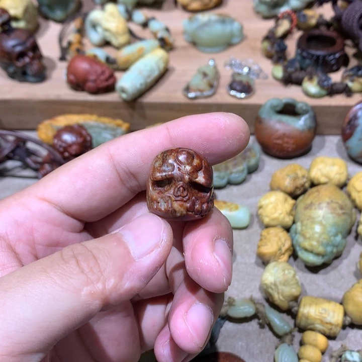 未镶嵌岫岩河磨玉（透闪石质玉）挂件