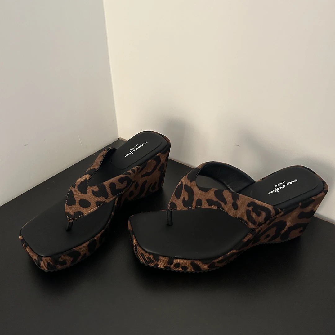 【小洋专属】2025年夏季新款坡跟厚底凉鞋女小众时尚百搭夹趾人字拖