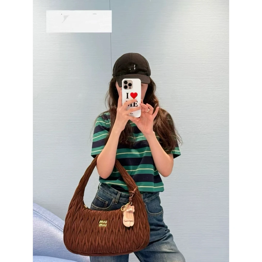 miu 系撞色拼接条纹口袋T恤