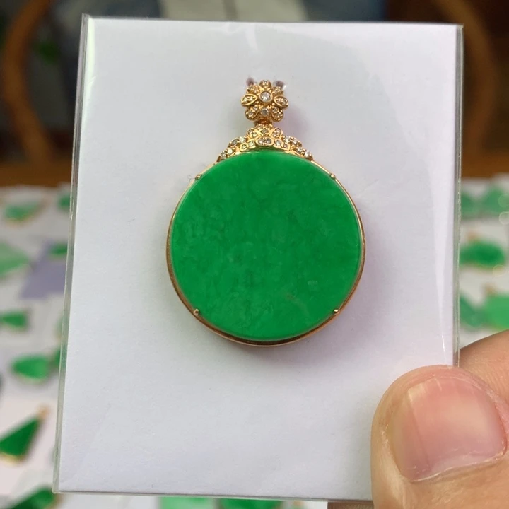 翡翠18K金镶嵌颈饰翡翠