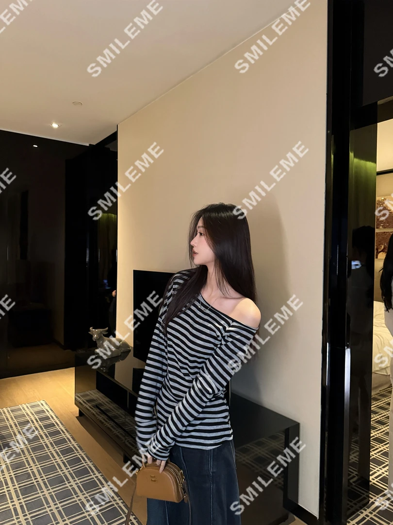 2-SMILEME【慵光漫游】早秋新款设计感斜肩百搭长袖上衣MK05525308