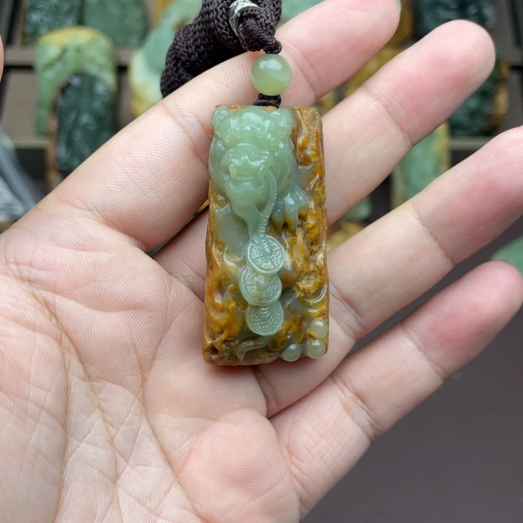 未镶嵌岫岩河磨玉（透闪石质玉）挂件