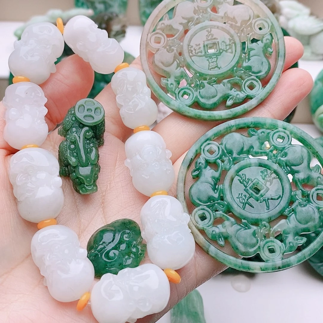 尹***田独山玉未镶嵌吊坠