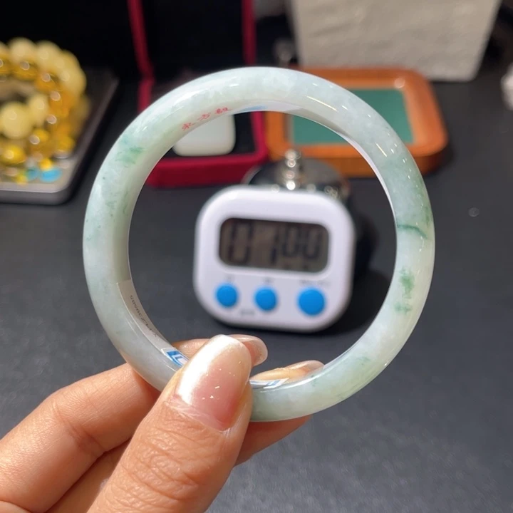 翡翠手镯未镶嵌小*哥