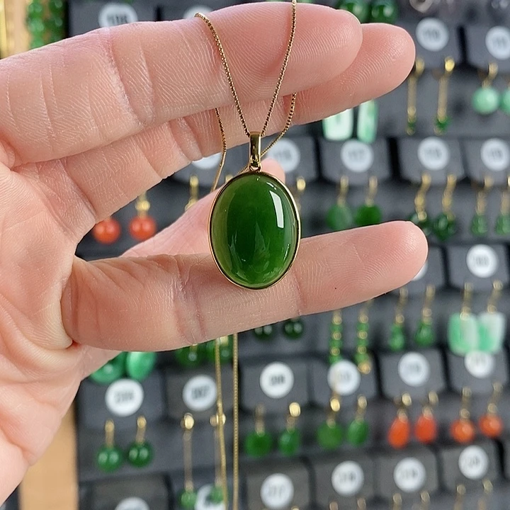 和田玉吊坠(赠链)18K金镶嵌兮**麻