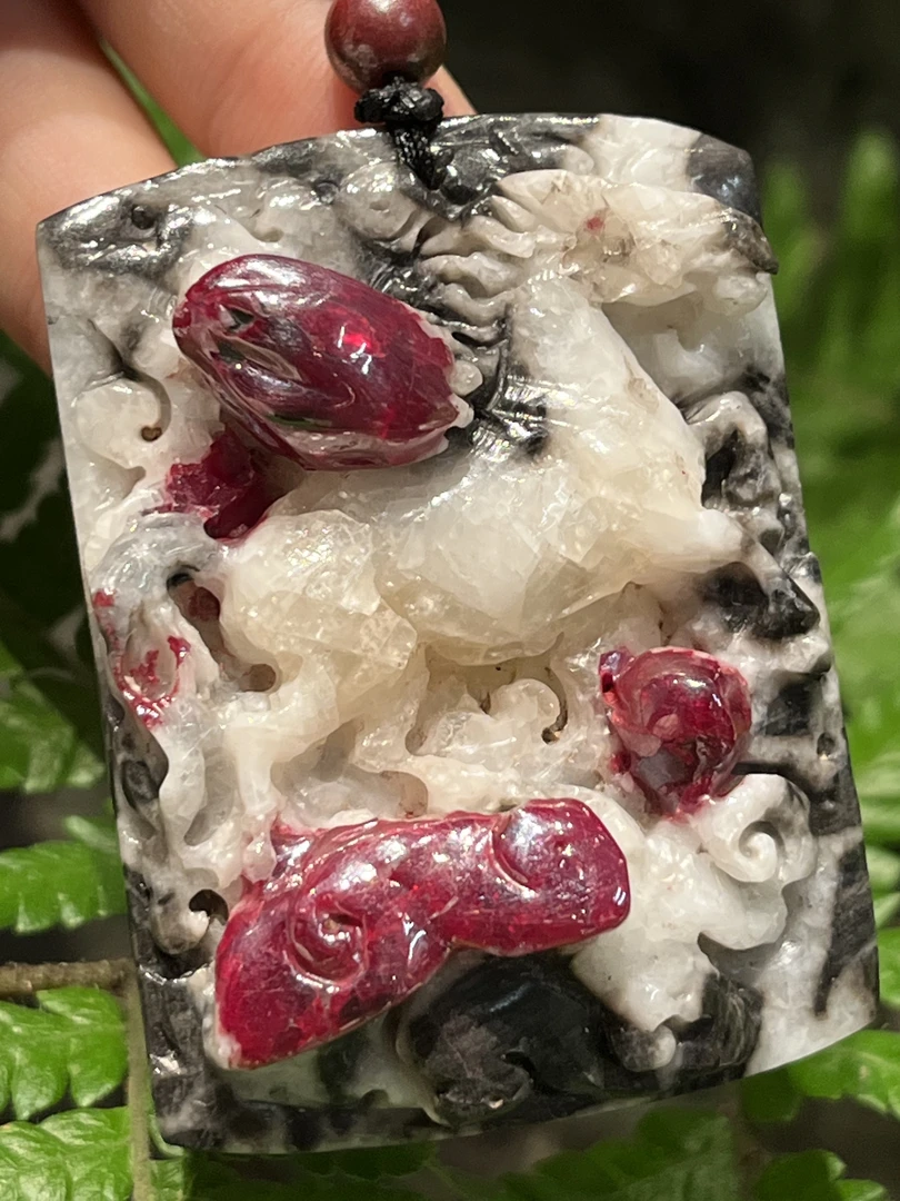 天然辰砂原矿朱砂晶体生肖吊坠