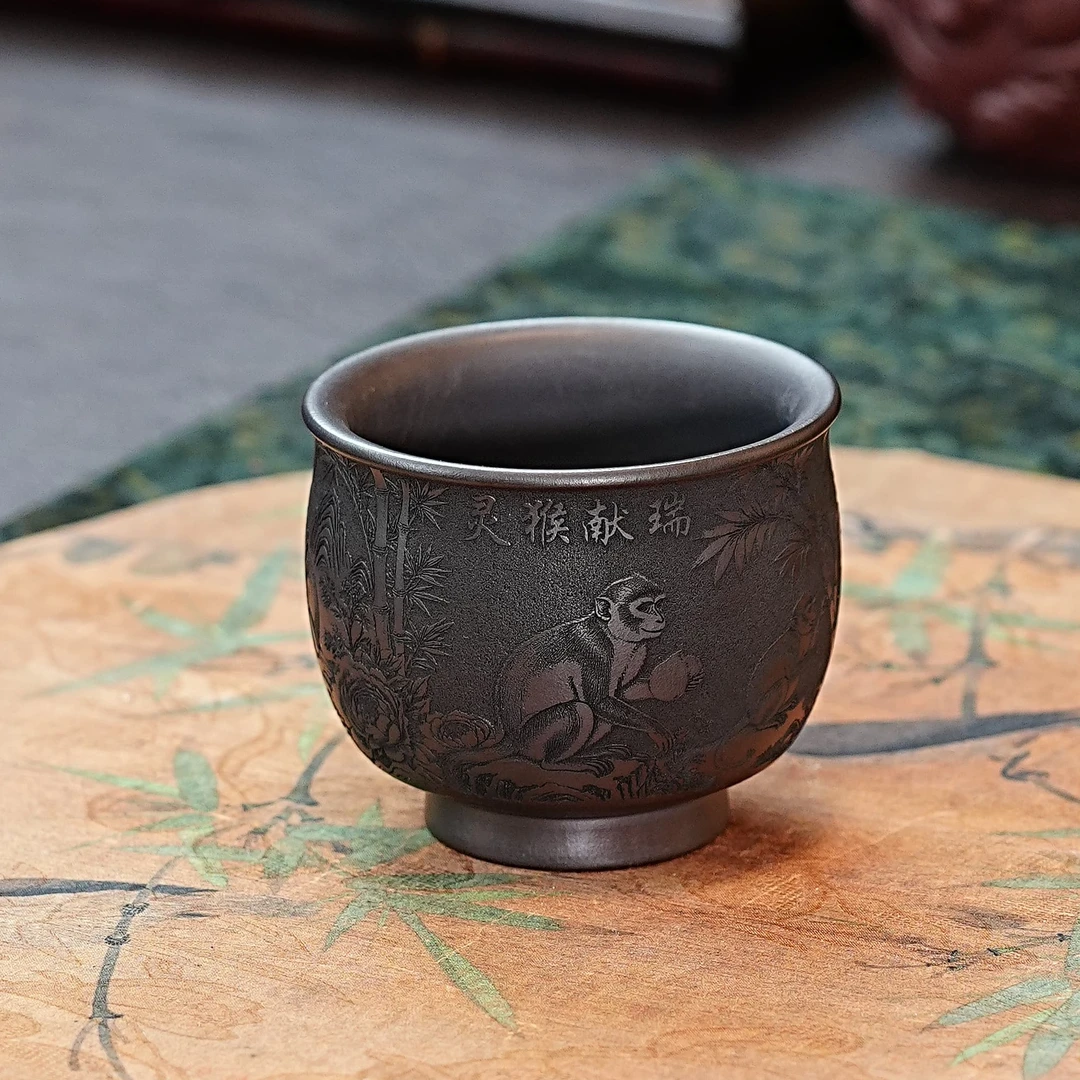 宜兴原矿紫砂全手工纯料石黄灵猴献瑞刻绘高端茶具紫砂杯