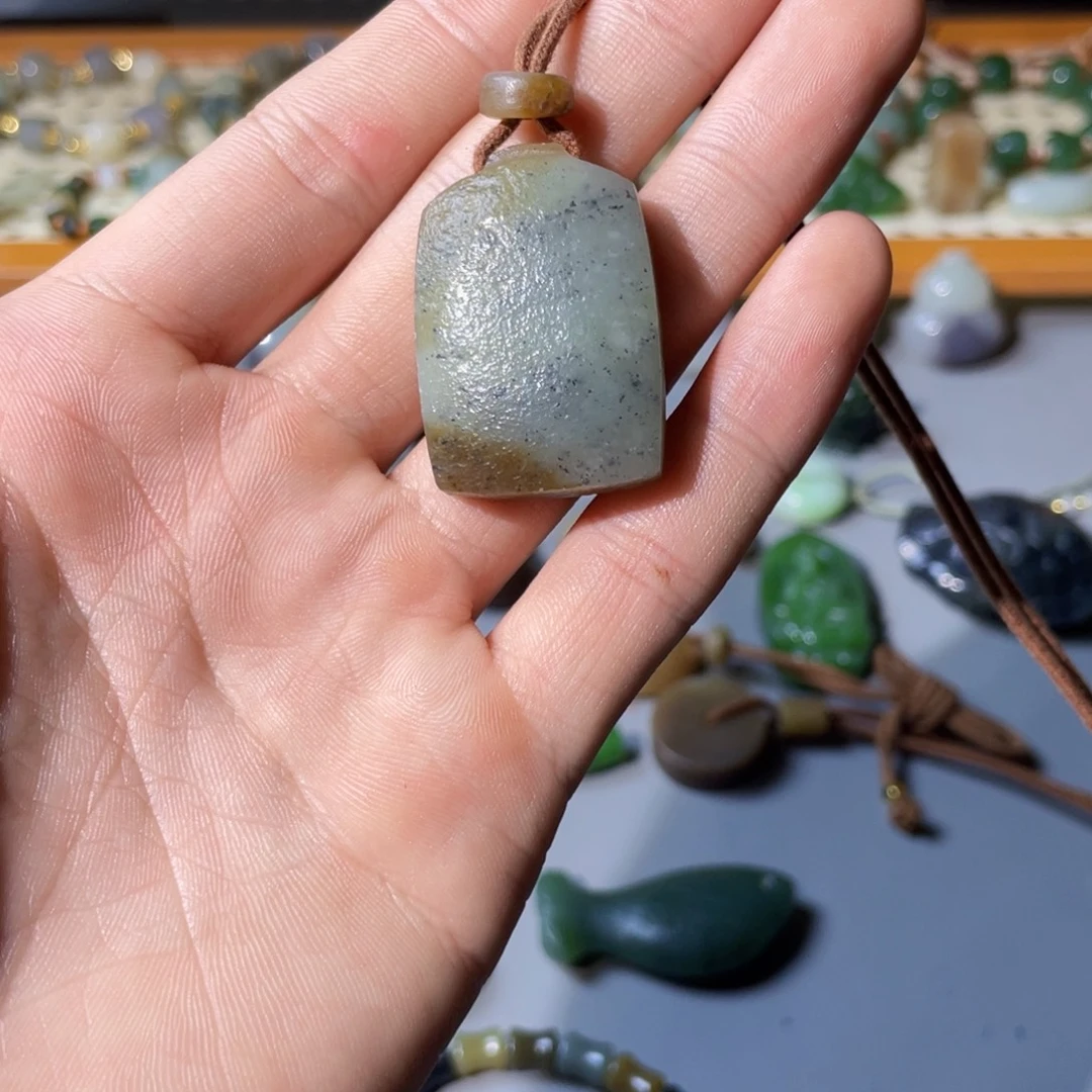 珍***子和田玉未镶嵌颈饰