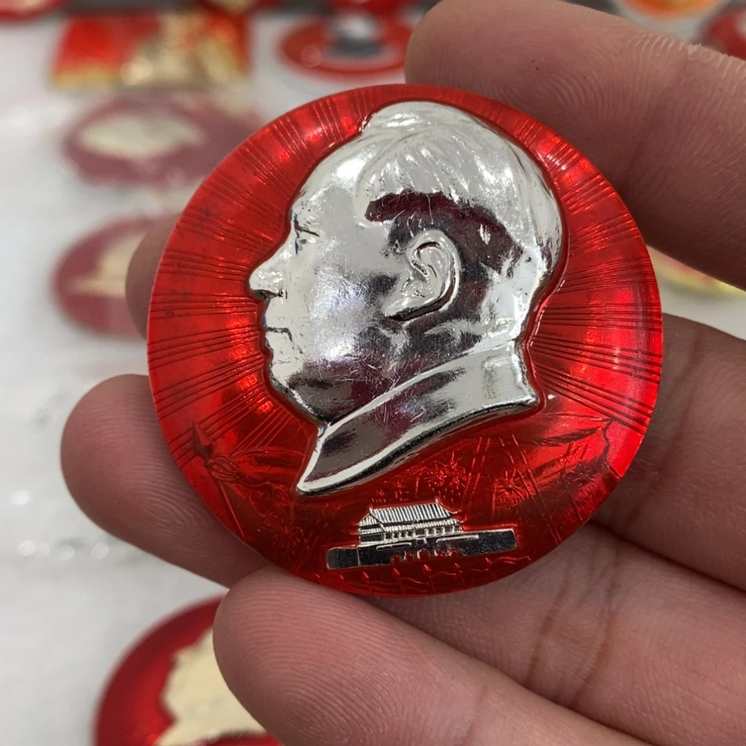铝艾**娅红色纪念章文像