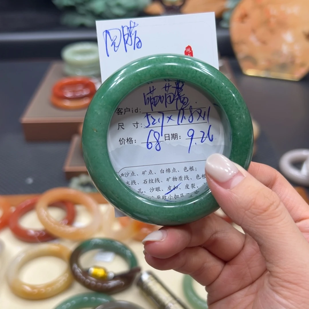 喵****石英质玉未镶嵌手镯