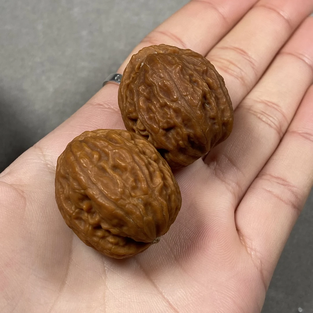 B121野核桃小秋子手把件 （桩型尺寸多样性发其一 （拍一单发一对）