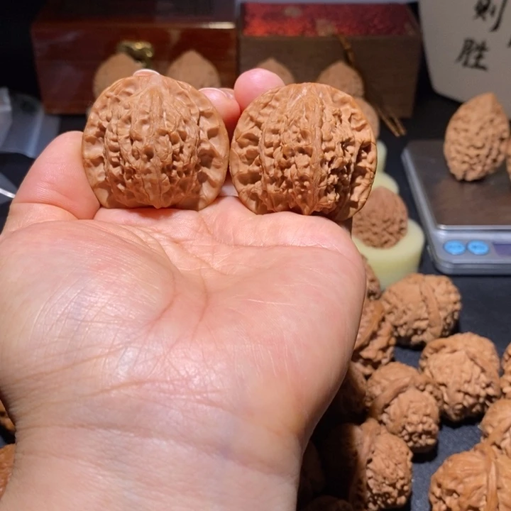 文玩核桃吊坠平顶狮子头42