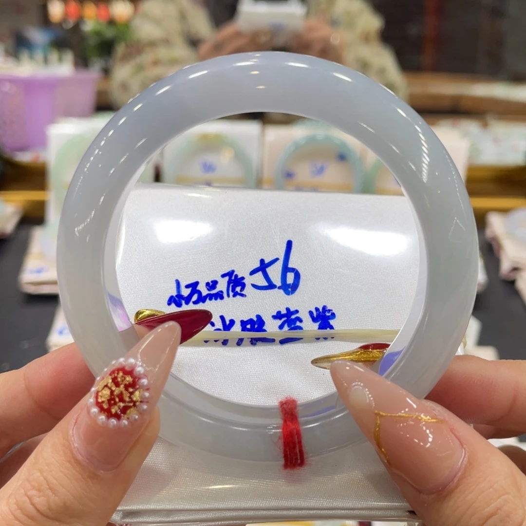 翡翠手镯未镶嵌翡翠