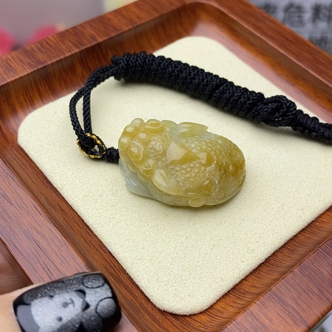 翡翠未镶嵌颈饰三脚金蝉