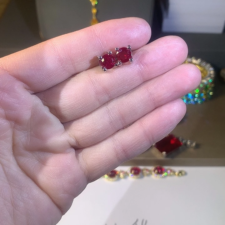 非金属01耳钉。