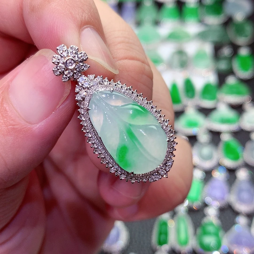 翡翠18K金镶嵌颈饰叶子