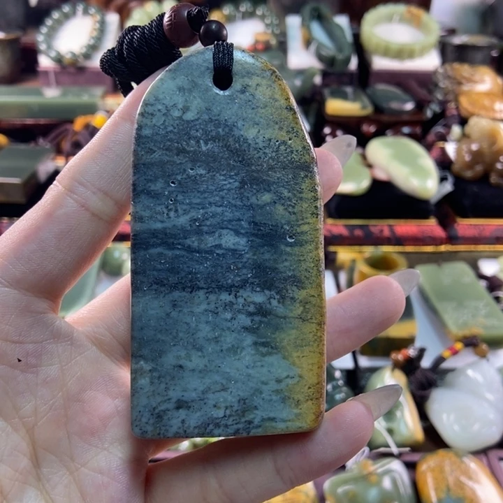 未镶嵌岫岩河磨玉（透闪石质玉）把件